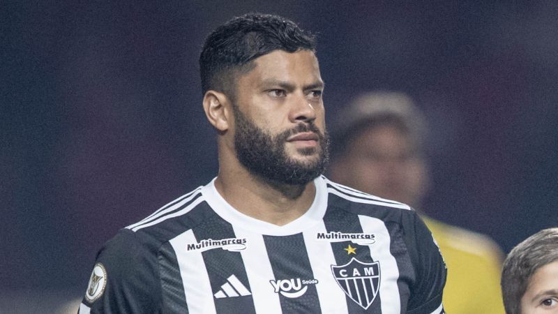 Hulk posta foto com jovens do Atlético e brinca sobre idade