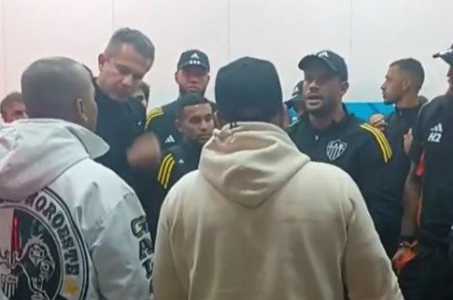 Cobrança de torcedores organizados ao elenco do Atlético, com Hulk em conversa com os presentes, em 21 de julho de 2025