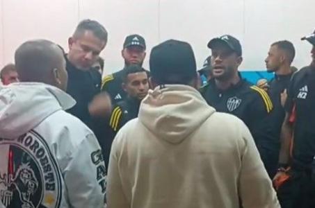 Cobrança de torcedores organizados ao elenco do Atlético, com Hulk em conversa com os presentes, em 21 de julho de 2025