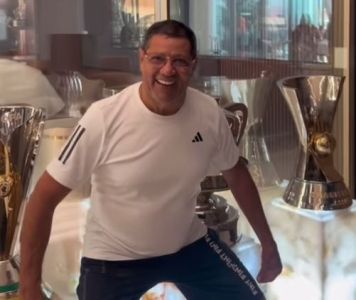 Gilvan, pai de Hulk, posa ao lado de taças