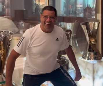 Gilvan, pai de Hulk, posa ao lado de taças