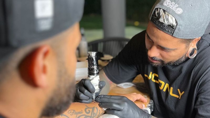 Hulk faz nova tatuagem com artista ligado ao Atlético