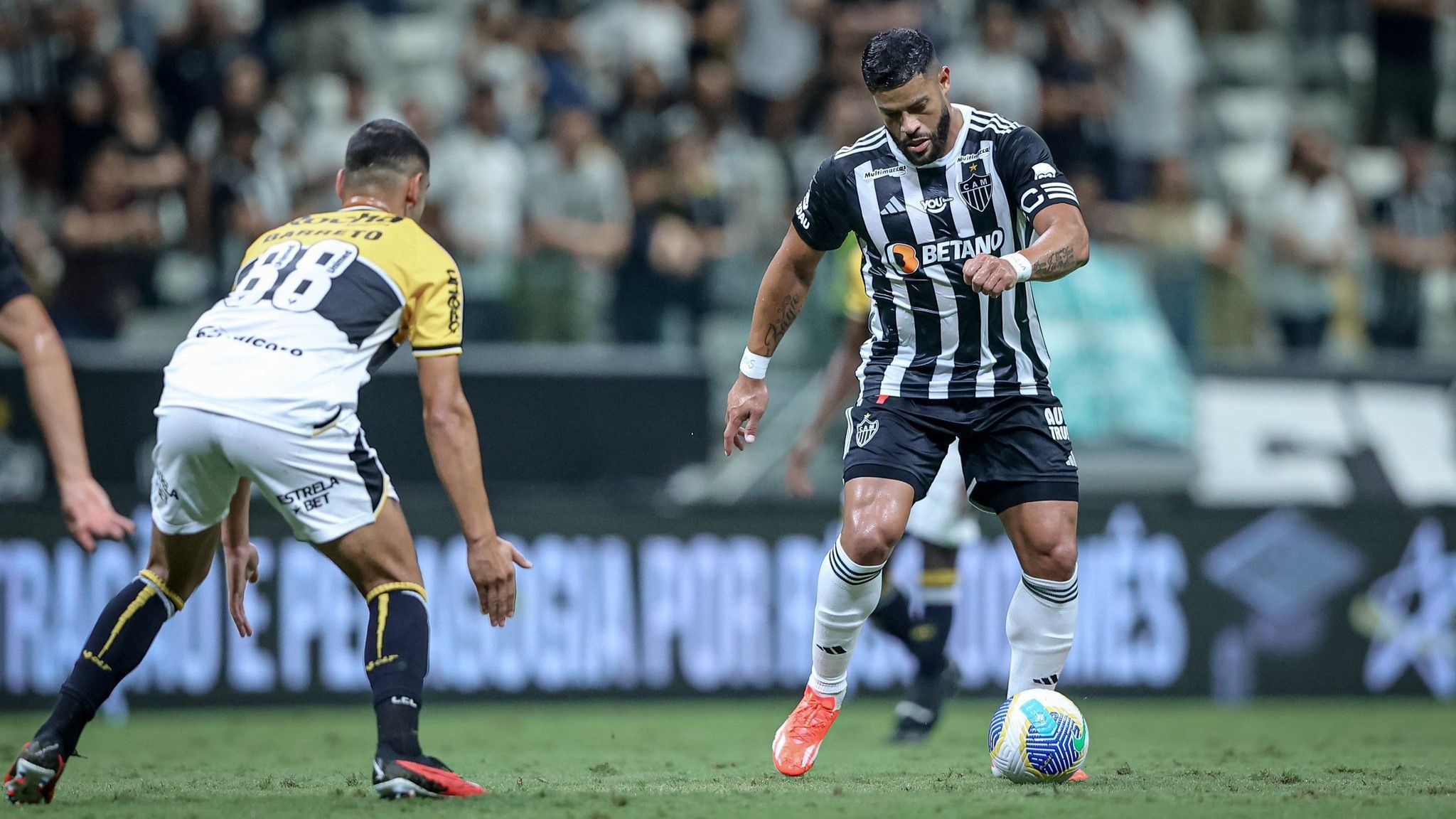 Hulk reage às vaias da torcida do Atlético em empate com o Criciúma