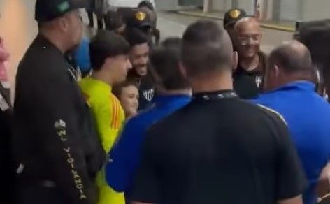Hulk recebe carinho de torcedores do Cruzeiro e tira fotos no Mineirão; assista
