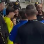 Hulk recebe carinho de torcedores do Cruzeiro e tira fotos no Mineirão; assista