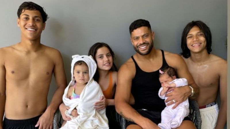 Fora de viagem do Atlético, Hulk celebra Dia dos Pais ao lado dos cinco filhos