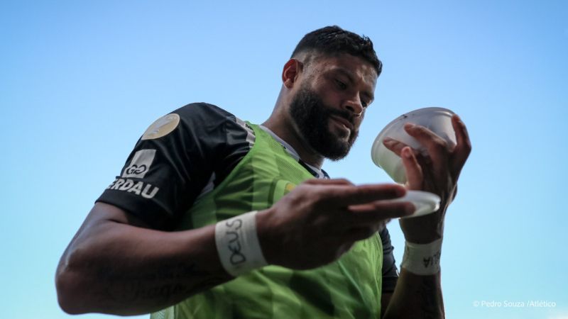 Jogadores do Atlético comem 'marmita' arremessada por torcida do Cruzeiro; fotos