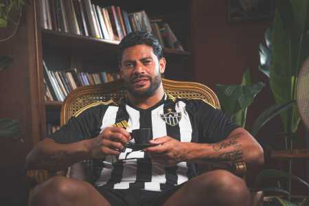 Ensaio de fotos do Atlético com a nova camisa para 2025