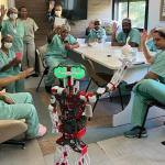 Robô Ozires ensina visitantes de hospital a higienizarem as mãos