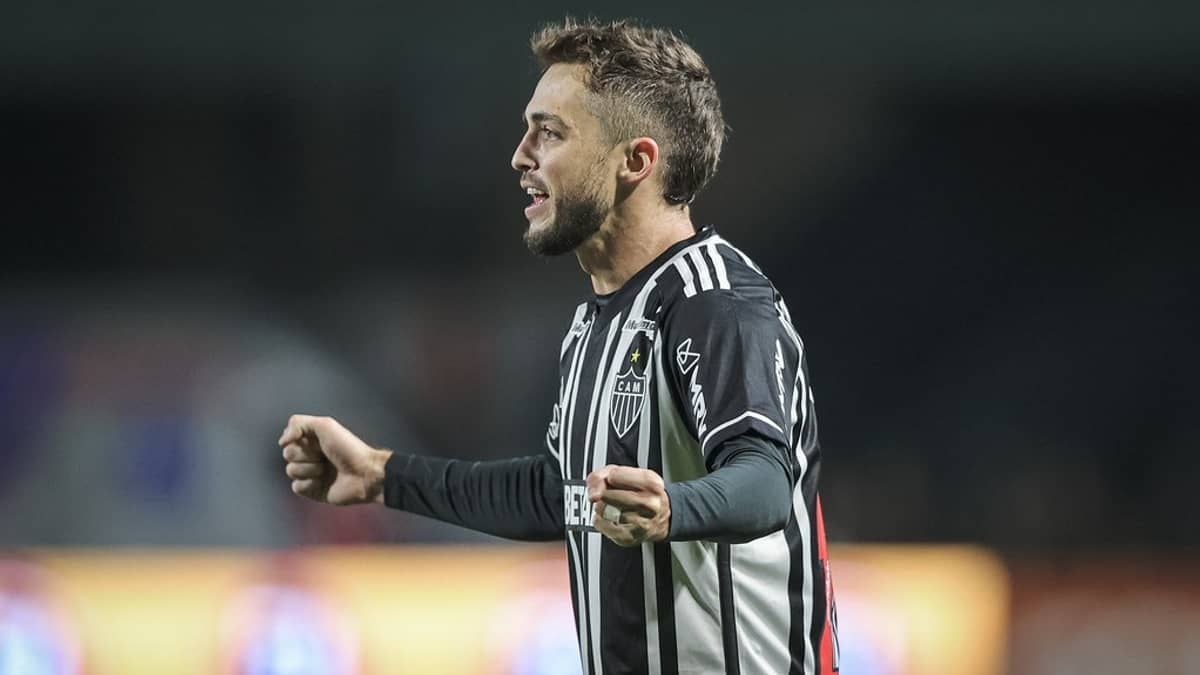 Árbitro dá gol para Hyoran em vitória do Atlético sobre o Coritiba