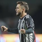 Árbitro dá gol para Hyoran em vitória do Atlético sobre o Coritiba