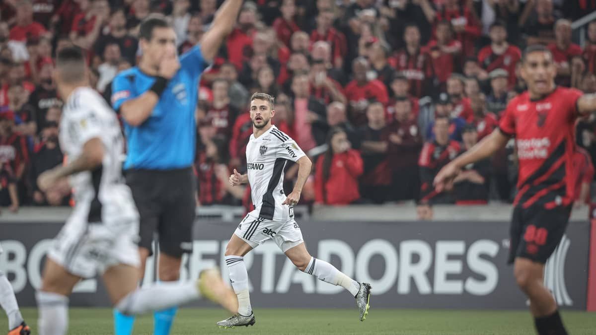Gol do Atlético anulado: Márcio Rezende analisa lance contra o Athletico-PR