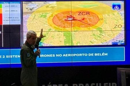 Durante a COP30, em Belém, a FAB atuará na defesa do espaço aéreo, com aeronaves de caça, de vigilância e de busca e salvamento, garantindo a segurança e a soberania do país.