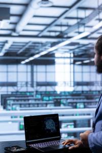 Inteligência artificial puxa alta de 10% no investimento de tecnologia para indústria em 2026