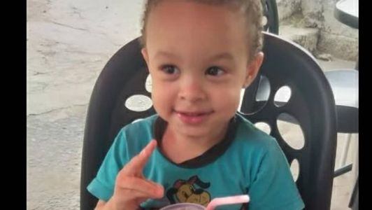 Ian, de dois anos, frequentemente chegava da casa do pai com machucados