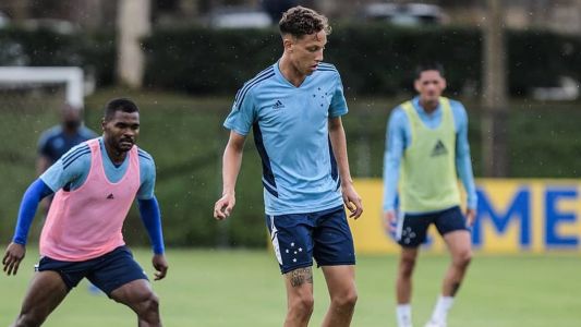 Ian Luccas durante treino do Cruzeiro na pré-temporada 2023