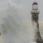 Fotógrafo registra 'rosto' em onda na Inglaterra: 'seria nossa amada rainha Elizabeth?'