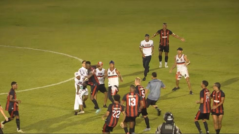 Caos no Nordeste: torcida invade gramado durante semifinal e agride atletas; assista