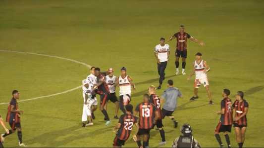 Jogadores do Moto Club se defendem de agressões de torcedores no gramado