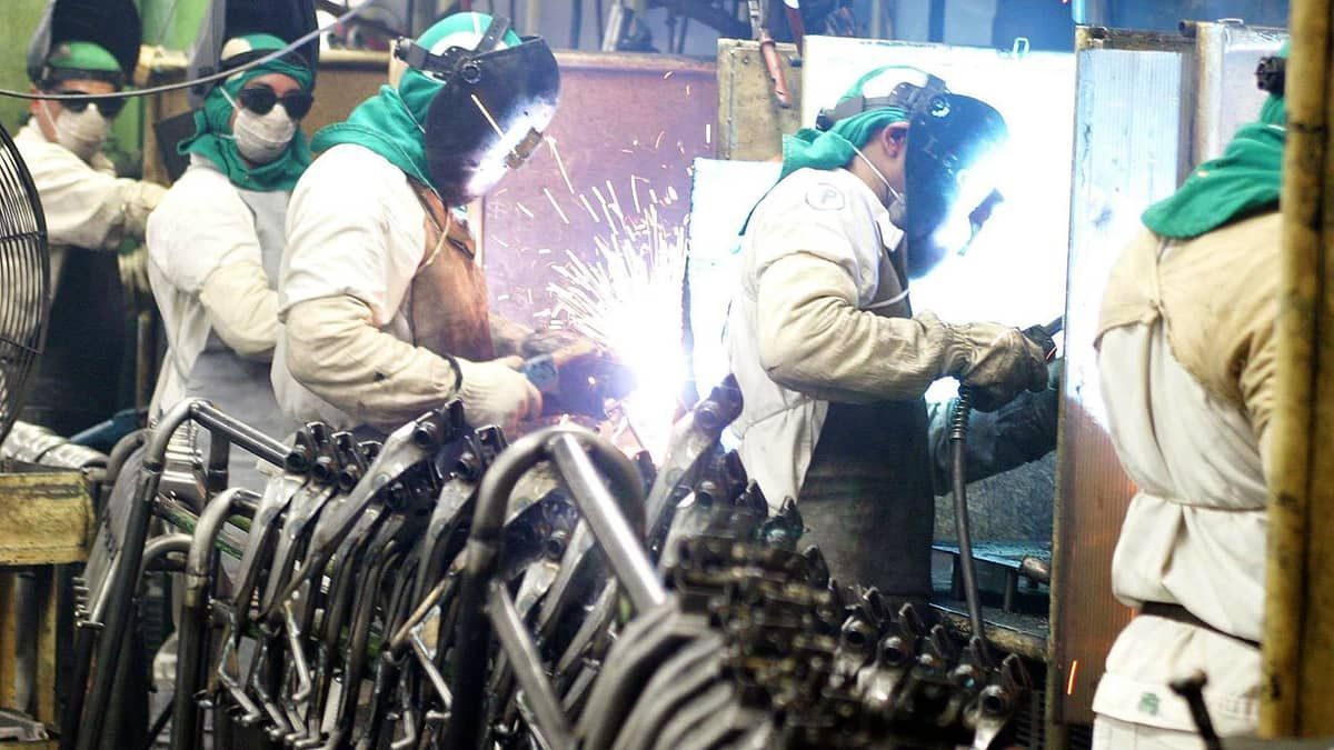 Produção industrial avança em 11 dos 15 locais pesquisados, diz IBGE