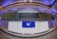 Ibovespa renova recordes pelo 2º dia e pela 1ª vez testa os 166 mil pontos