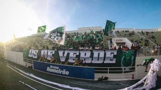 Torcida do Icasa nas arquibancadas da Arena Romeirão, em Juazeiro do Norte