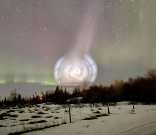 Clarão espiral inusitado toma conta do céu de cidades da Islândia e da Noruega; veja imagens