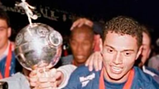 Marcelo Ramos com a taça da Copa Libertadores de 1997