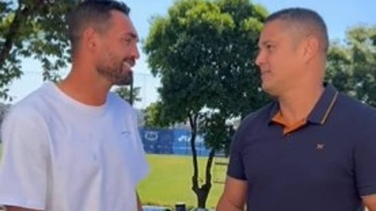 Ídolo do Cruzeiro, Marcelo Ramos recebe camisa branca das mãos de Gilberto
