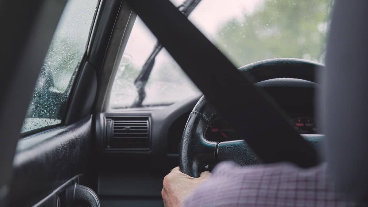 Idosa morre após ser atropelada pelo próprio carro e ficar prensada na parede por 6 horas
