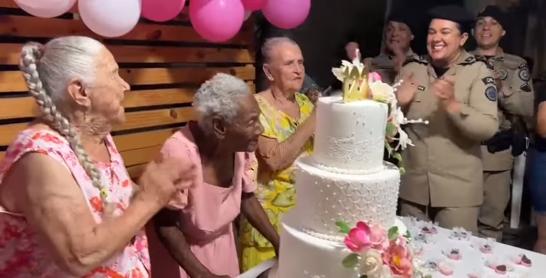 Vídeo: policiais organizam festa de aniversário de 122 anos para idosa na Bahia