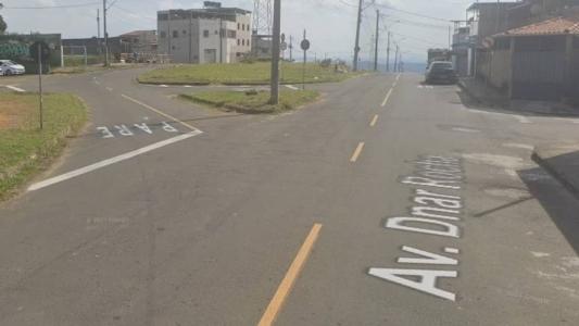 Idosa de 77 anos desequilibrou ao tentar entrar no ônibus, momento em que foi atropelada