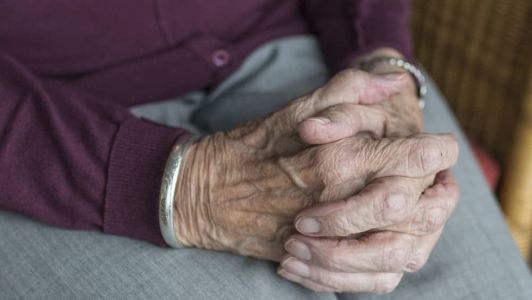 Idosa de 91 anos foi resgatada nesse sábado (21) após ficar 10 dias trancada em apartamento com filho morto