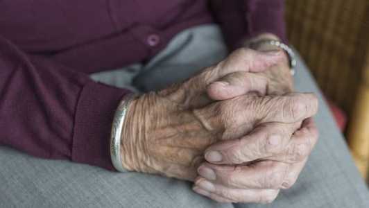Idosa de 91 anos foi resgatada nesse sábado (21) após ficar 10 dias trancada em apartamento com filho morto
