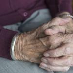 Idosa com Alzheimer é resgatada após ficar 10 dias em apartamento com filho morto