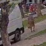 Vídeo: idosa de 91 anos é atropelada por van de prefeitura e vai parar embaixo do veículo