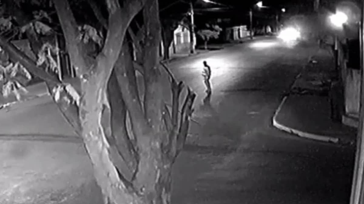 Vídeo: idosa morre atropelada e motorista foge sem prestar socorro no interior de Minas Gerais