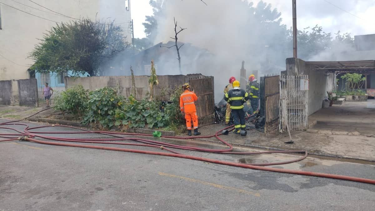 Incêndio destrói residência no bairro Jardim Panorama em Ipatinga 