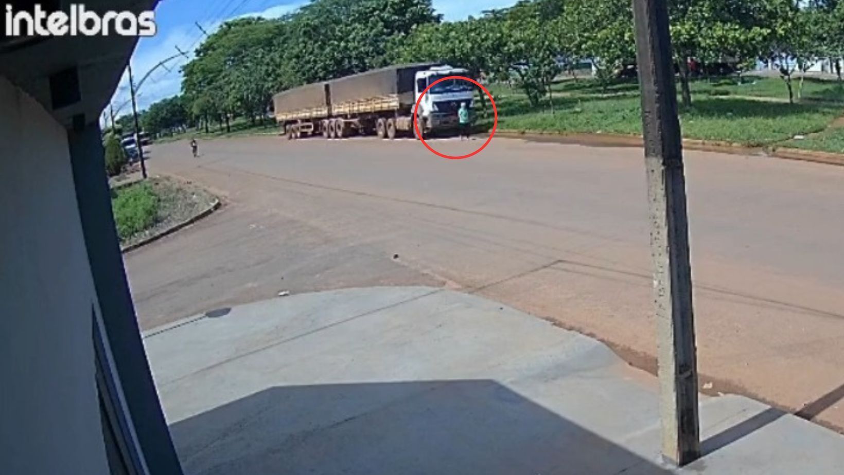 Idosa sobrevive após ser atropelada por carreta de mais de 25 metros no MT; veja vídeo
