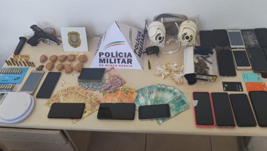 Foto mostra materiais apreendidos pela Polícia Militar
