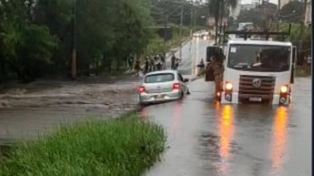 Idoso é resgatado por militares durante forte chuva no interior de Minas