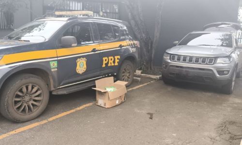 Idoso foi flagrado pela PRF com adolescentes e lança-perfumes na BR-040 em Carandaí (MG)