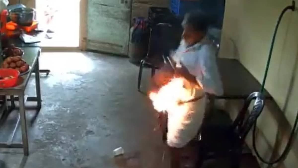 Vídeo: celular explode no bolso de camisa de idoso e pega fogo 