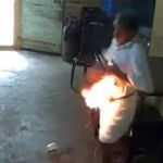 Vídeo: celular explode no bolso de camisa de idoso e pega fogo 