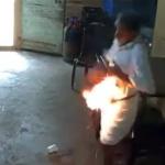 Vídeo: celular explode no bolso de camisa de idoso e pega fogo