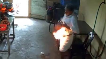 Idoso levou um susto após celular explodir e pegar fogo no bolso da camisa