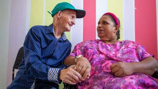 Foto mostra Osvaldo Pinto da Silva, de 100 anos, e Maria Nilza Rodrigues do Santos, de 57 anos