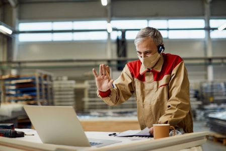 Aumenta a idade de quem move a indústria; especialistas pedem foco na saúde do trabalhador