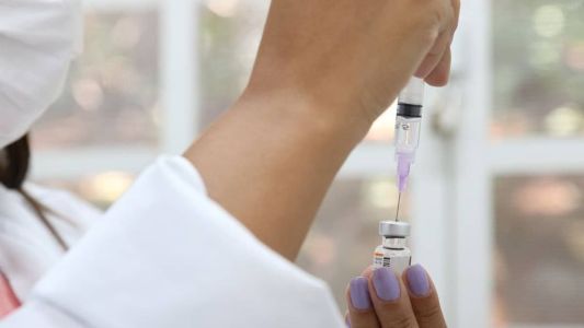 Idosos e pessoas com comorbidade podem receber dose de vacina bivalente contra a covid-19