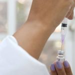 Vacina bivalente contra covid-19 é disponibilizada para idosos e outros grupos prioritários